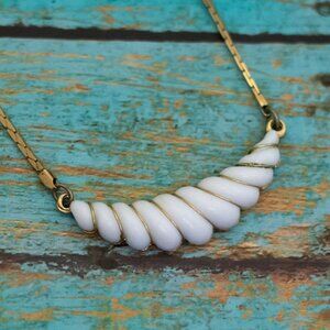 16 inch, Vintage Twist Spiral Shell-shaped Gold Tone Choker Necklace - P28